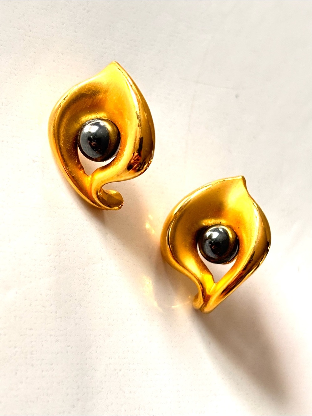 🦋2/25$ Vintage gold plated leaf shaped earrings whit hématite beads